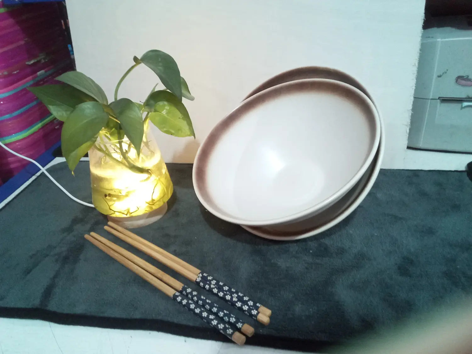 Stapelsatz aus drei beigen japanischen Keramikschalen mit glatten, abgerundeten Kanten und einem dezenten glänzenden Finish in einem Set „rustikale gesprenkelte Tischgeschirre“.