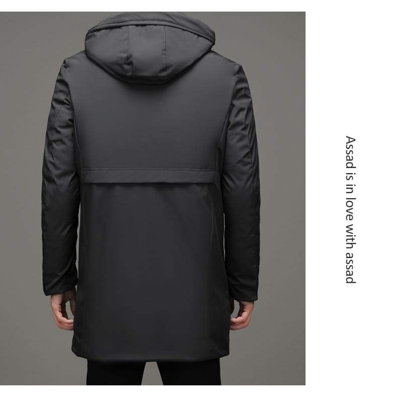 Abrigo de invierno acolchado con capucha negro para hombre con mangas acolchadas y detalle de cinturón central.