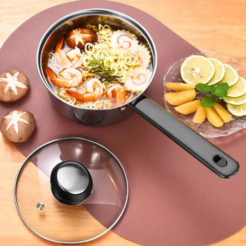 Edelstahl-Saucece mit schwarzem Griff und Glassdeckel, gefüllt mit Shrimp-Nudel-Suppe, aus einem 12-teiligen Edelstahltopf- und Pfannenset mit Glassdeckeln.