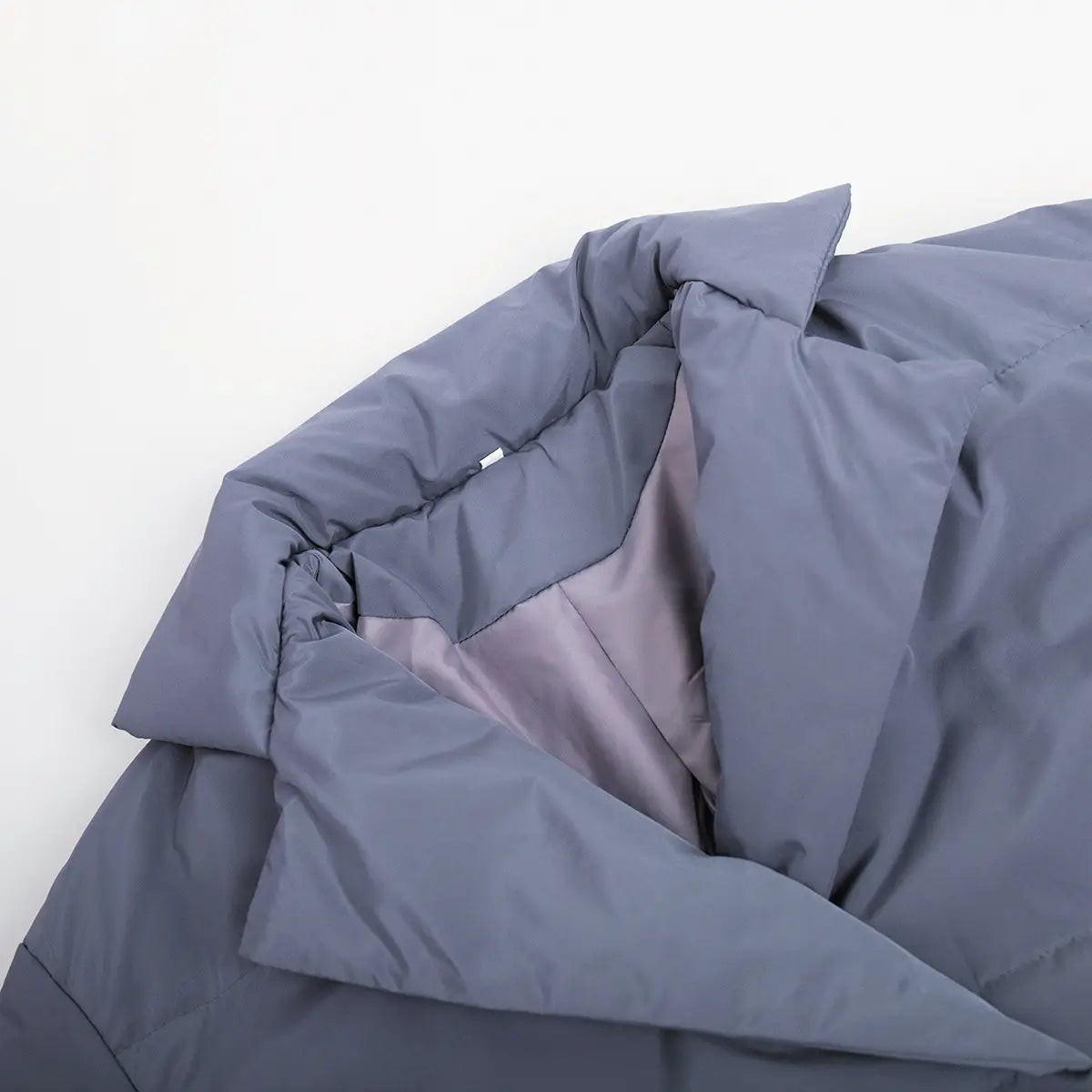 Grauer, gegürteter, wattierter Steppmantel mit quiltierter Außenseite und weichem Futter wie Satin
