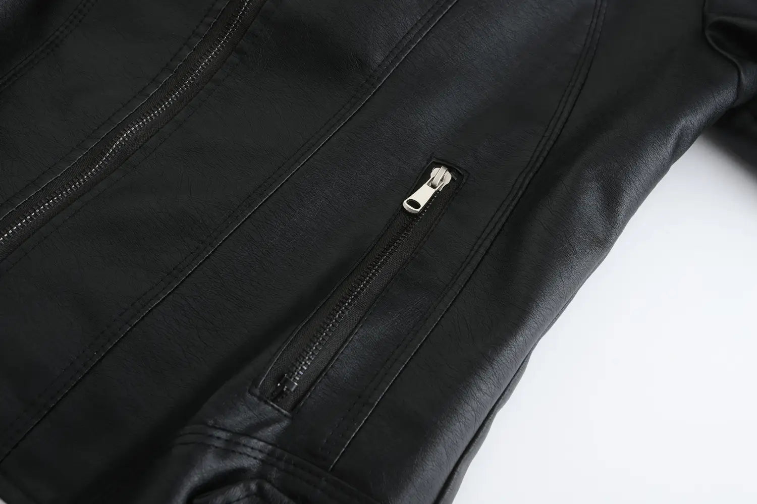 Veste motard en faux cuir noire avec col montant, présentant des fermetures éclair à tonalité argentée et un design moderne et élégant.