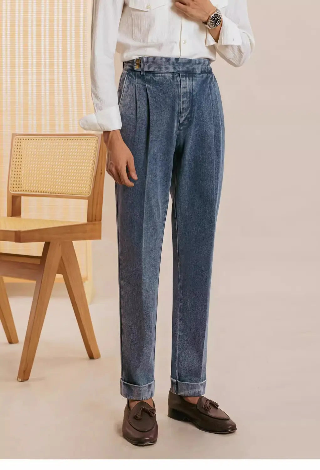 Pantalon en denim bleu pour hommes à taille haute, plissé, à coupe décontractée, avec revers retroussés réalisé dans un tissu denim.