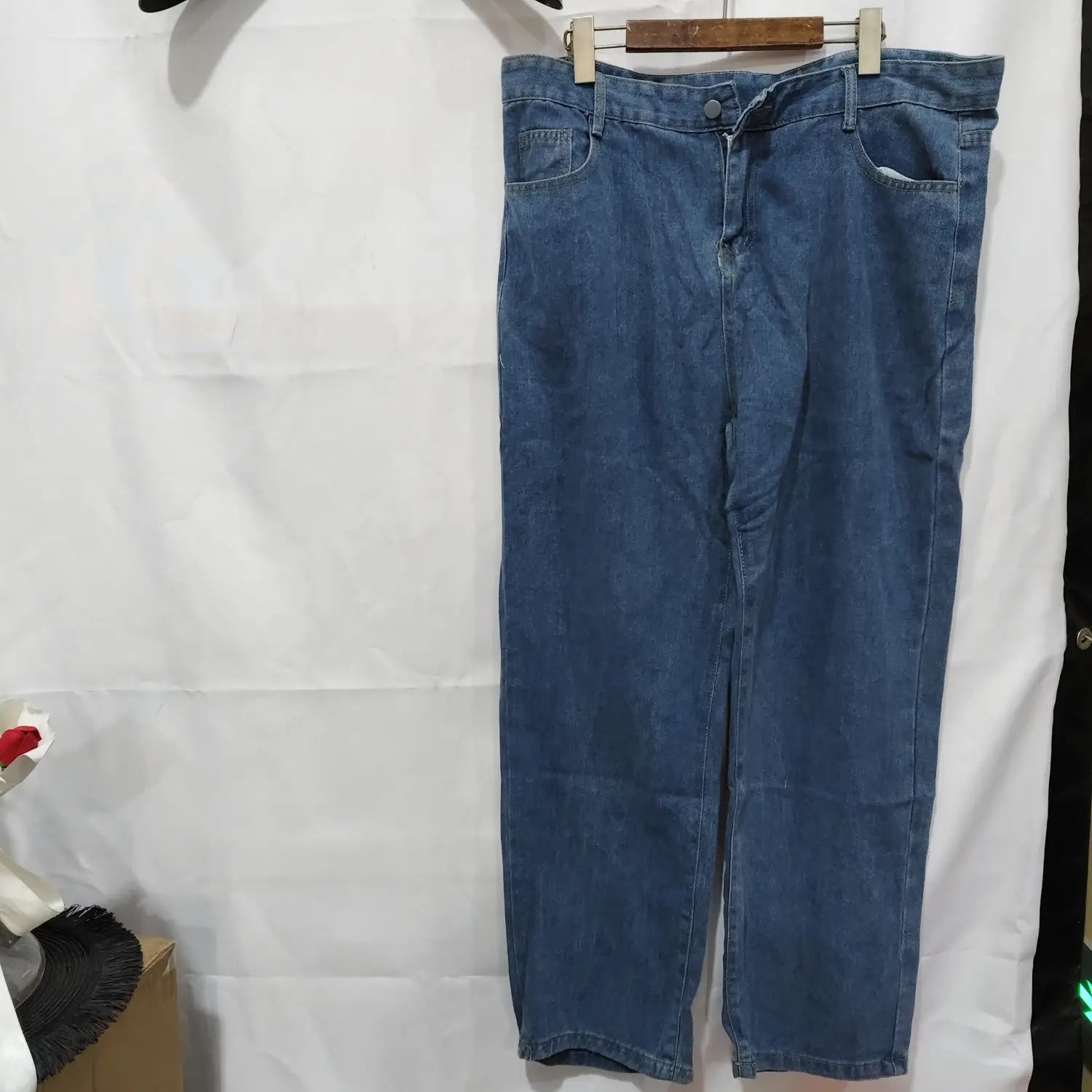 Jeans de mezclilla (denim) lavada de pierna recta para mujer en azul, con un diseño clásico de cinco bolsillos y corte de pierna recta, confeccionados con tejido denim
