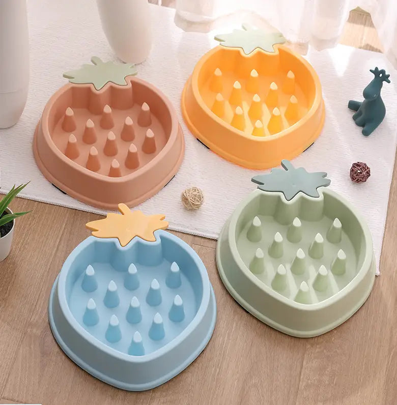 Cuencos para perros de alimentación lenta de piña de plástico de colores pastel con protuberancias con forma de cono texturizadas y partes superiores en forma de hojas, diseñados como recipientes para alimentar a las mascotas.