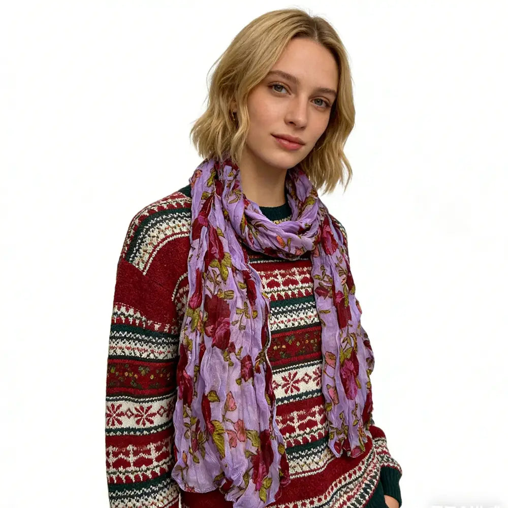 Une écharpe en polyester froissé à fleurs, couleur magenta lavande douce, avec un délicat motif floral rose et vert.