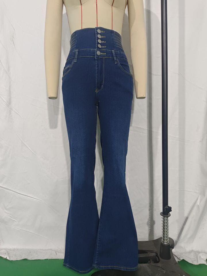 Jeans en denim bleu à taille haute évasée avec un devant boutonné et des surpiqûres classiques fabriquées à partir d’un tissu en denim résistant.