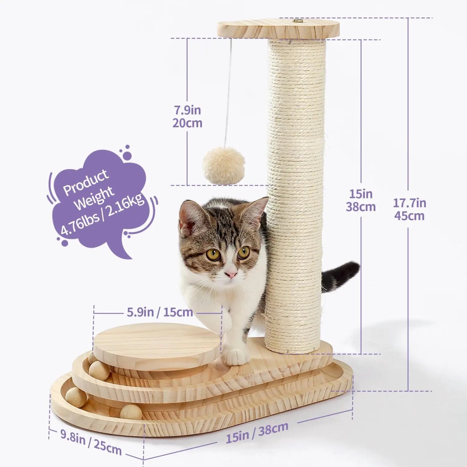 Un griffoir pour chat à finition en bois clair, avec un enroulement en corde de sisal beige et une base en plateforme en bois fixée, comprenant des balles intégrées pour un jeu interactif.