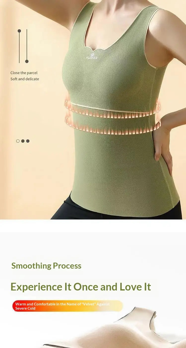 Ein weiches salbeigrünes Thermounterhemd im Tank-Top-Stil aus Dermlin-Stoff mit integrierter Büste, mit schmeichelndem Rundhalsausschnitt und dezenten horizontalen gerippten Details über dem Mittelbereich.