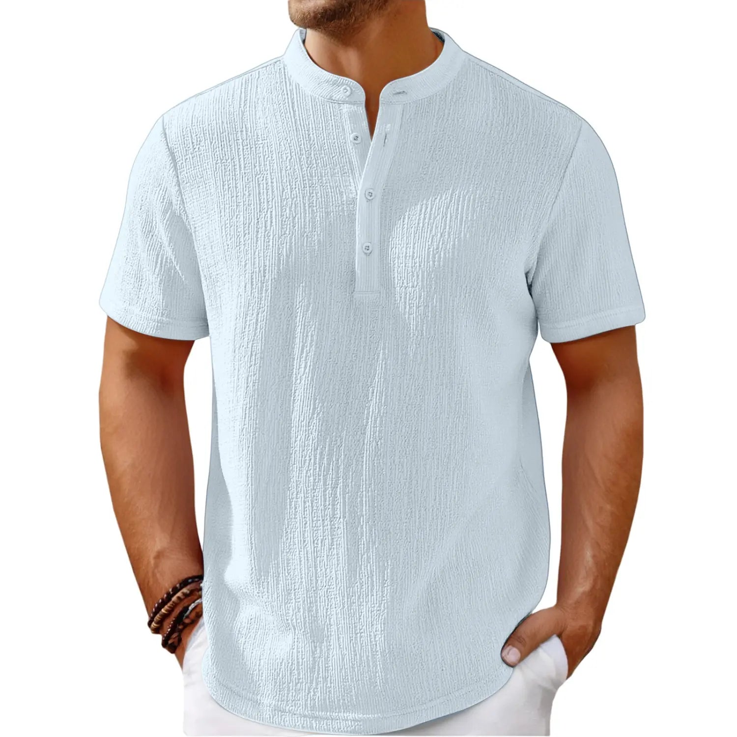Chemise henley rétro en coton lin texturé bleu clair pour hommes, à manches courtes, avec une patte boutonnée et un col mandarin, présentant un tissu froissé.