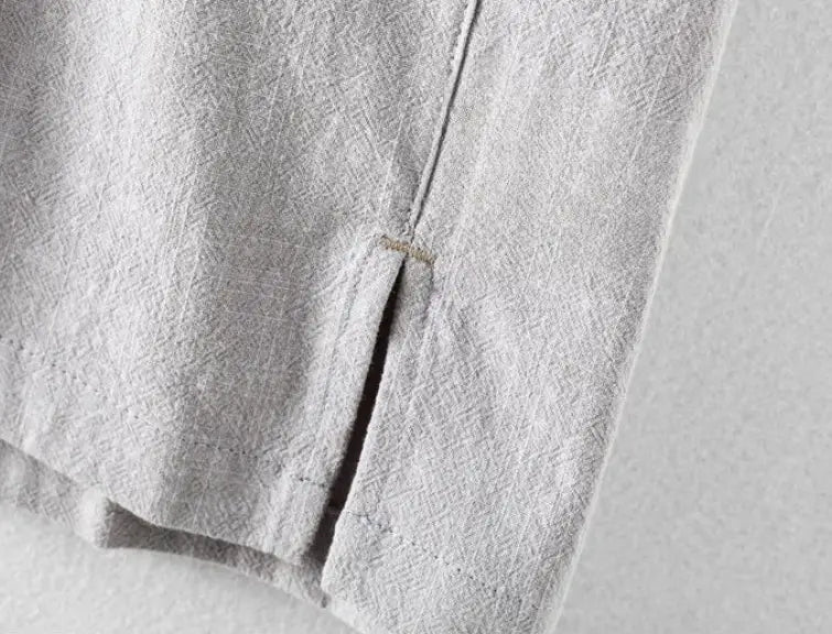 Chemise en lin gris clair pour homme à texture tissée discrète et couture apparente le long de la couture, haut d’été décontracté et respirant.