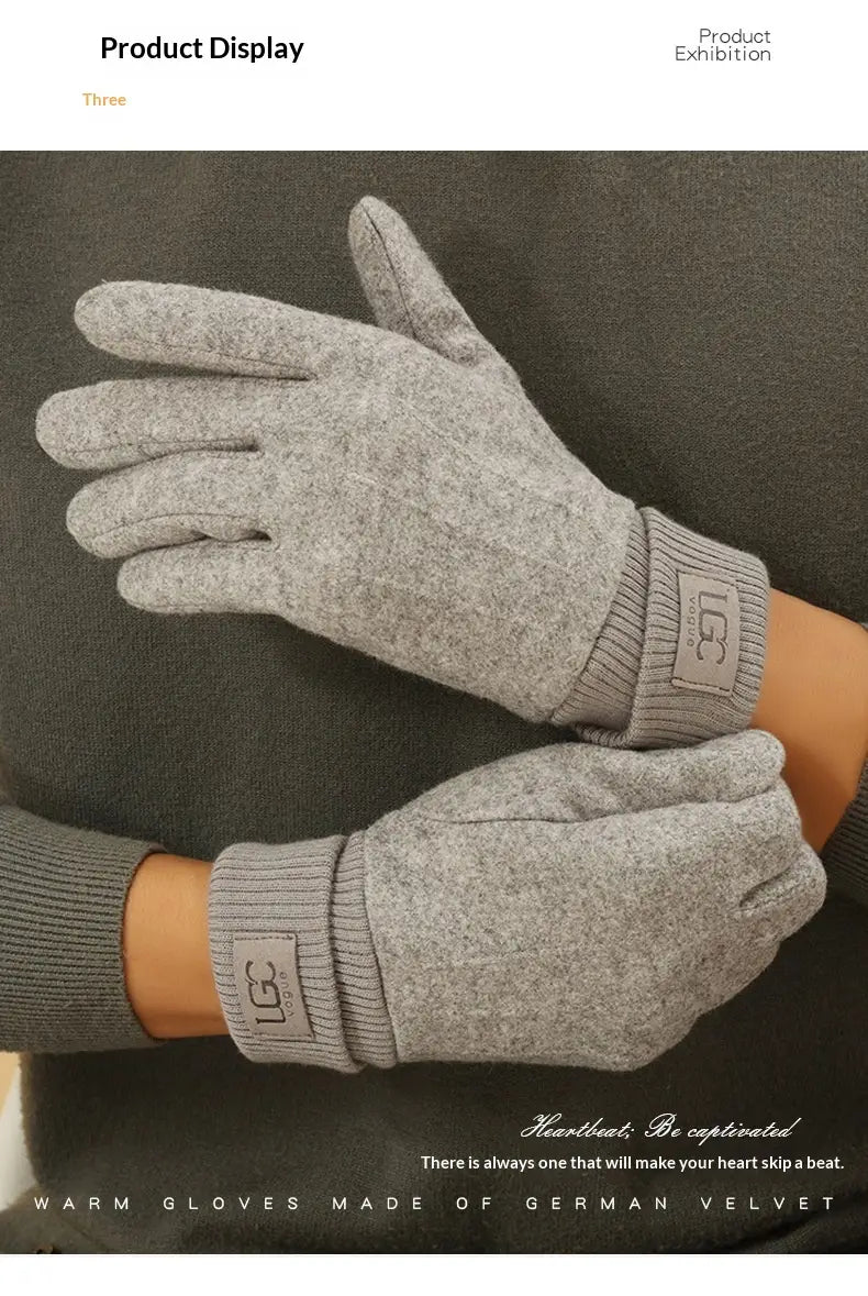 Gants thermiques d’hiver pour homme à l’aspect cachemire ugg en gris, en velours allemand, avec poignets côtelés et un écusson portant la marque.