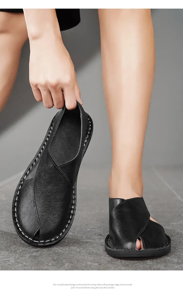Herren-Braune Echtleder-Slip-on-Strandsandalen mit schwarzem Leder-Kreuzriemen-Design und weißer Ziernaht entlang der Kanten
