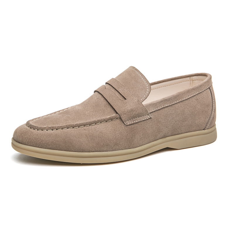 Mocassins en cuir suédé beige pour hommes, à l’enfilage classique et à la couture assortie, adaptés à une tenue décontractée.