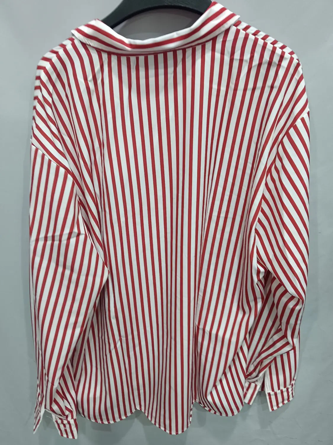 Chemise décontractée à manches longues rayée verticalement rouge et blanc pour hommes, avec ourlet festonné.