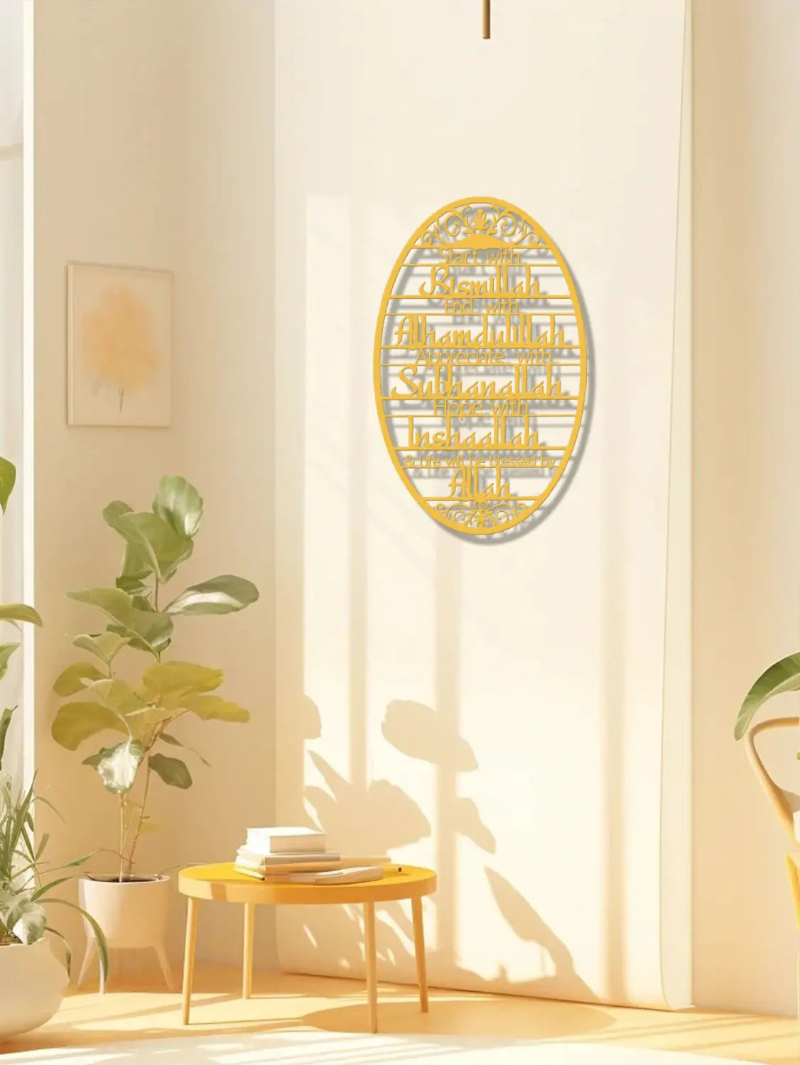 Goldene ovale Wandkunst aus Metall mit aufwendigem Design aus islamischer Kalligraphie und dient als Schlüsselhalter-Haken zur geordneten Aufbewahrung von Schlüsseln.