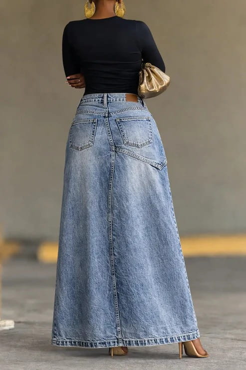 Hellwaschender Denim-Maxirock mit hoher Taille, klassischem Fünf-Taschen-Design und asymmetrischem Schlitz.
