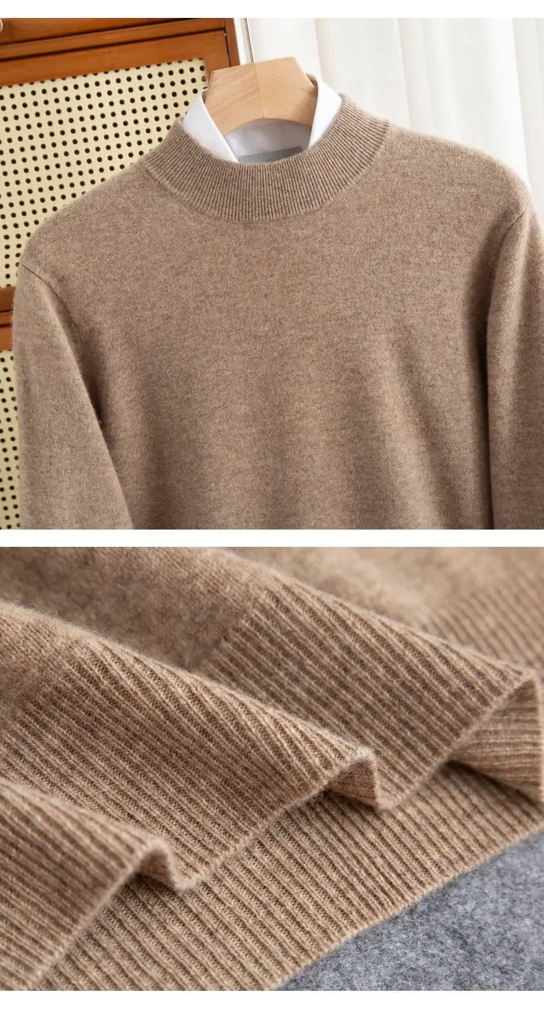 Ein weicher Wollstrickpullover aus Kamel-Cashmere für Herren, mit gerippter Rundhalslinie und feiner Strickstruktur, als Winterpullover mit Halbkragen konzipiert.