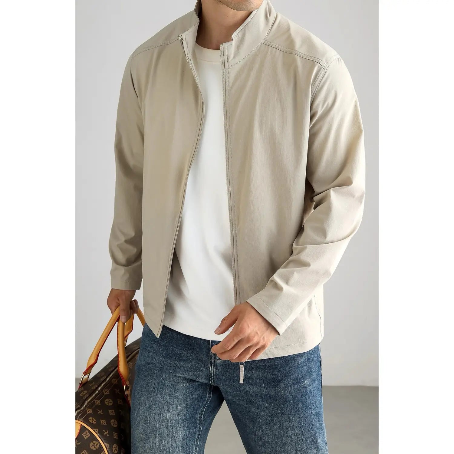 Veste bomber légère beige pour homme, à fermeture éclair et coupe facile, avec un design moderne et épuré, adaptée à un usage décontracté pour l’extérieur et le trajet quotidien.