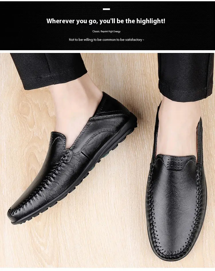 Schwarze Lederslipper zum Hineinschlüpfen für Herren im Business-Casual-Stil aus Rindsleder mit genähter Verzierung und strukturierter Gummisohle.