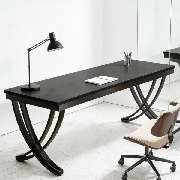 industrieller Doppel-Computer-Schreibtisch in Schwarz mit eleganten, gebogenen Metallbeinen und minimalistischer Gestaltung zur modernen Arbeitsplatzorganisation