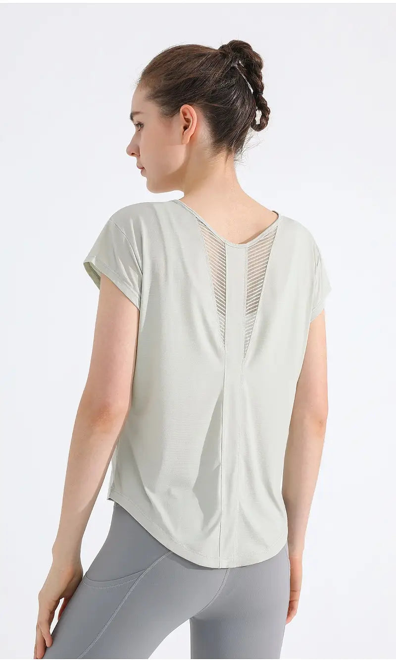 Hellgrünes Damen-T-Shirt mit kurzem Ärmeln, schnell trocknend, aus Mesh-Gewebe, Yoga-Top, von hinten dargestellt, mit kurzen Ärmeln und Mesh-Verarbeitung für Atmungsaktivität.