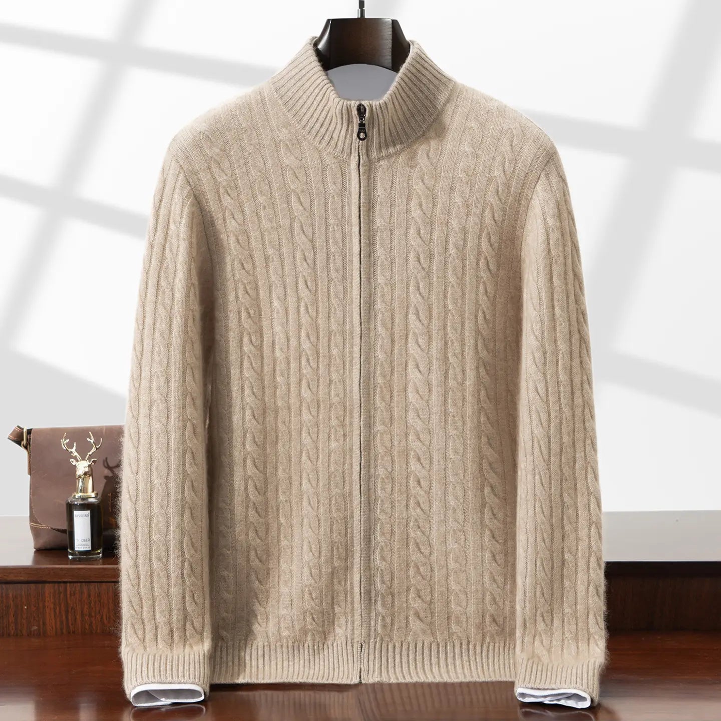 Beiger Zopfstrick-Reißverschluss-Pullover mit gerippten Bündchen und Kragen aus Kaschmir für Herren.