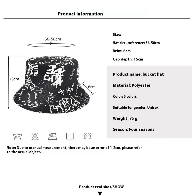 Chapeau bob en polyester noir avec lettrage et graphismes style graffiti blancs, conçu comme un chapeau de voyage respirant doté d’une protection solaire.