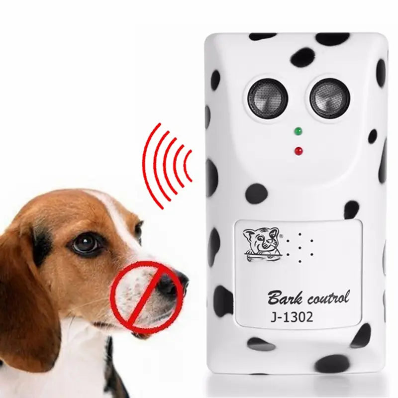 Dispositif anti-aboiement à ultrasons pour chien, fixé au mur, avec motif de chien tacheté blanc et noir, dissuasif ultrasonique, équipé de deux capteurs circulaires, d’un voyant indicateur vert et d’une LED rouge.