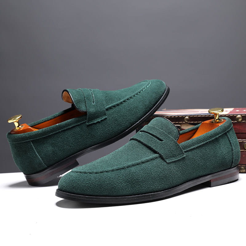 Mocassins penny en daim vert foncé pour hommes, au design classique, avec une doublure orange contrastante pour des chaussures décontractées en cuir à enfiler.