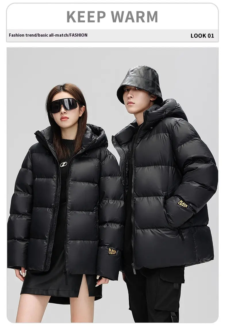 Chaqueta acolchada tipo puffer de oro negro en negro, con diseño con capucha e imagen aislante para mayor abrigo.
