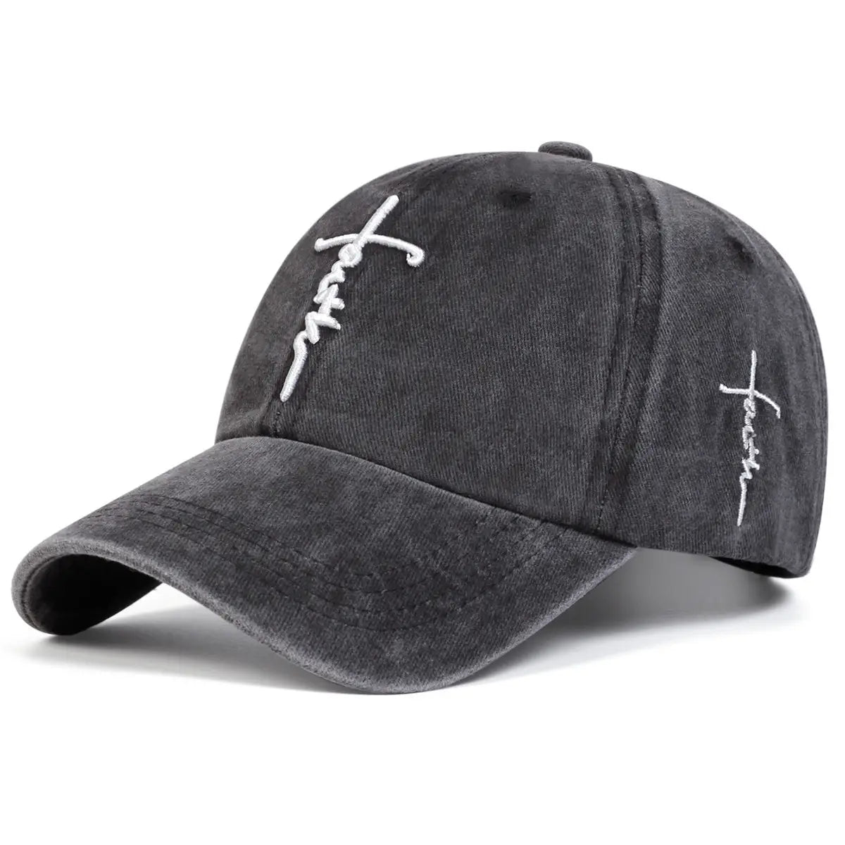 「Faith Cross Embroidered Distressed Cotton Baseball Cap」コレクションより、白色の刺繍クロスおよびスクリプトのディテールをあしらったダークグレーのダメージ加工コットンベースボールキャップ。