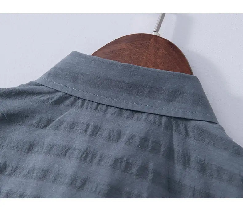 Graues, strukturiertes Baumwollhemd mit Knopfleiste und sauber genähter Kragenpartie aus der Kollektion der gestreiften kurzärmligen Casual-Shirts.