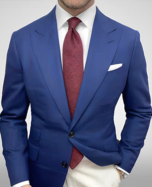 Herren-Karos-Blazer Slim Fit, taillierter Casual-Jackenschnitt in Navyblau mit dezent strukturierter Optik, schwarzen Knöpfen und einem klaren weißen Einstecktuch.