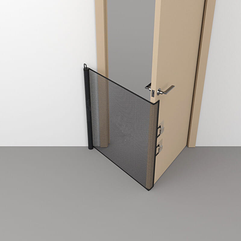 Portillon de sécurité rétractable pour animaux de compagnie et tout-petits en maille noire, avec un design moderne épuré et un matériau durable.