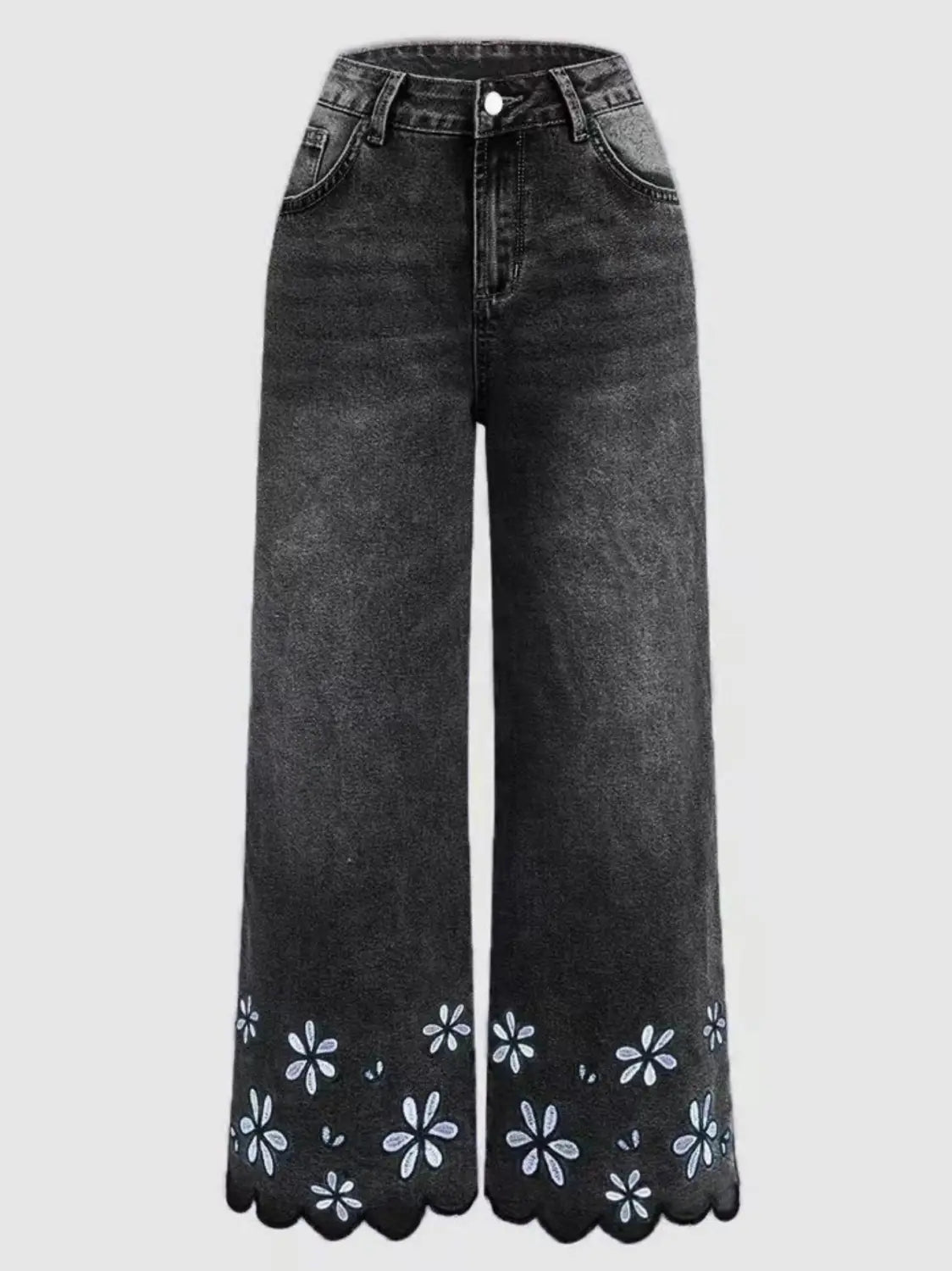黒色のデニムのワイドレッグクロップドジーンズ。スカラップ状の裾に白のフラワー刺繍が施されています。