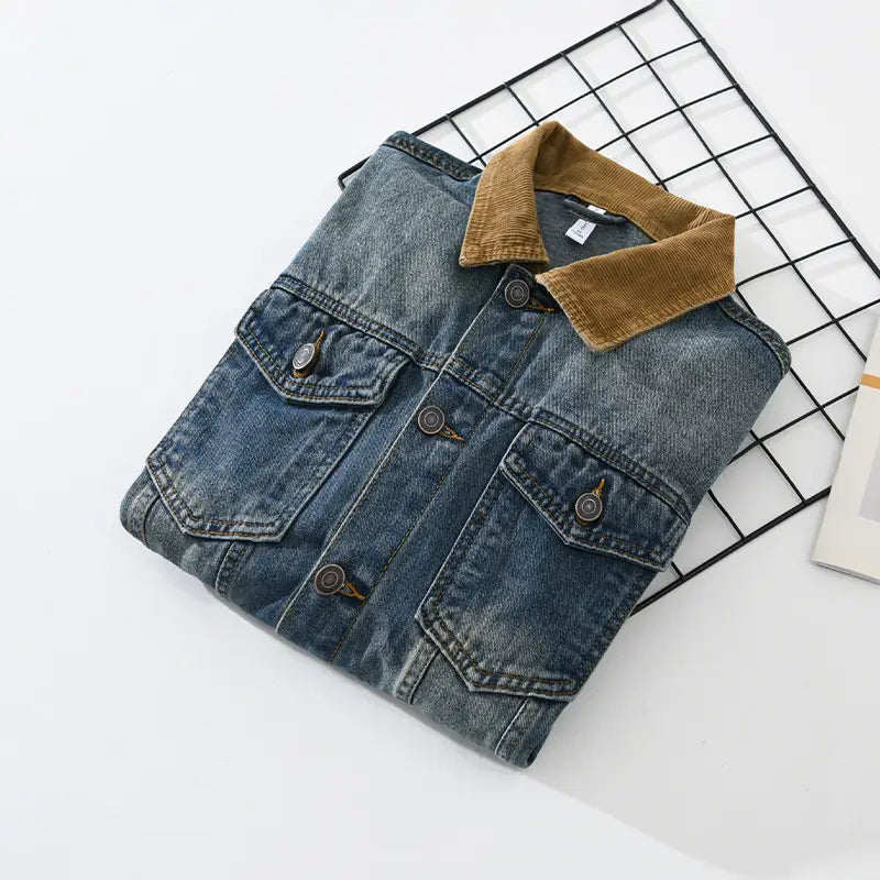 Veste de travail en denim pour homme avec un col en velours côtelé brun et des fermetures boutonnées.