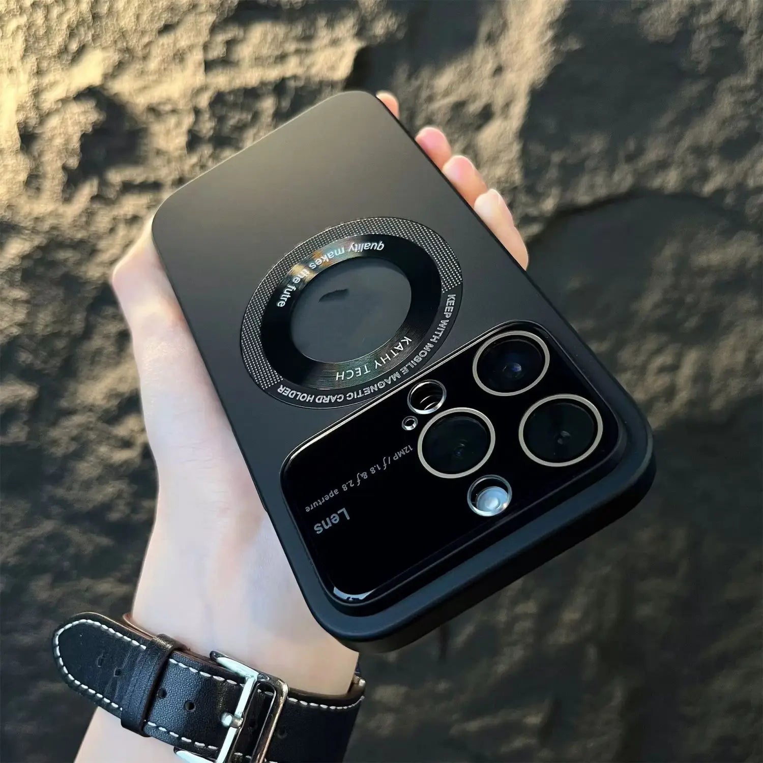 Schwarze magnetische Fensterhülle für iPhone 13 Pro Max, zeigt die Rückseite mit einem kreisförmigen Kameralinsen-Design und drei Aussparungen für die Kameras.