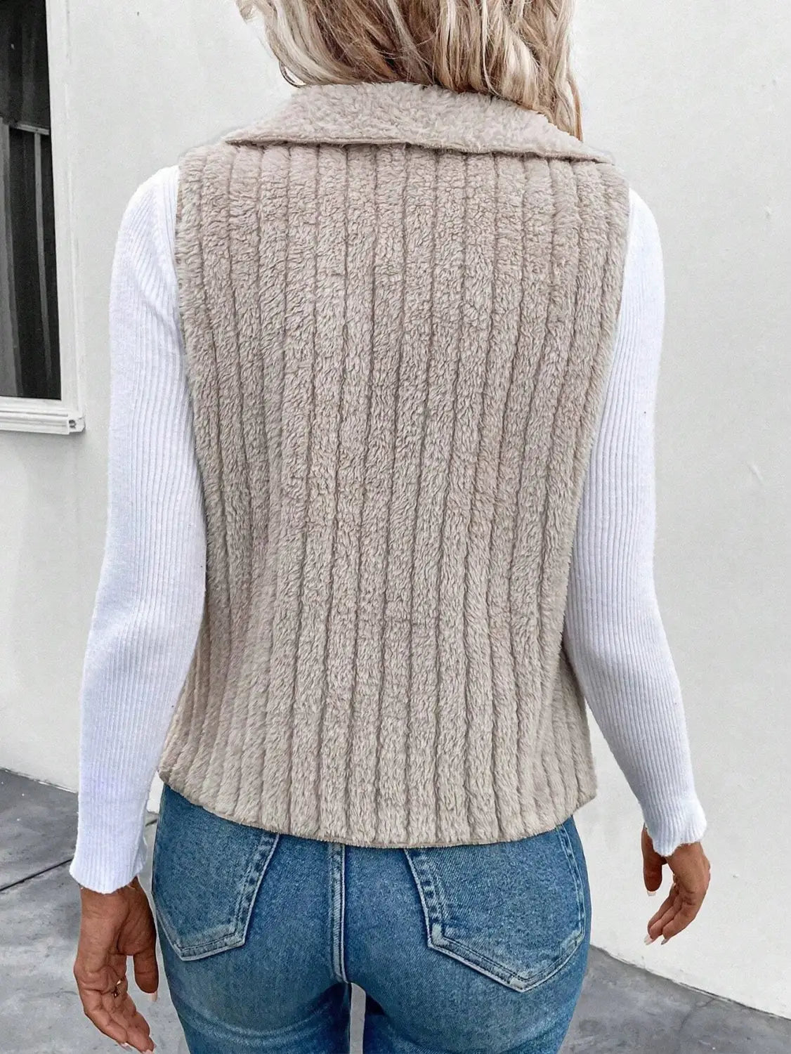 Beige gerippte Strickfleece-Weste mit einem gemütlichen Kragen, entworfen als schwarze Strickoberbekleidung mit Wasserfallkragen.
