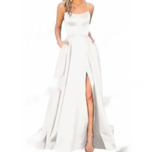 Ein fließendes weißes Satin-Bridesmaid-Party-Kleid mit hohem Schlitz und strukturiertem Oberteil.