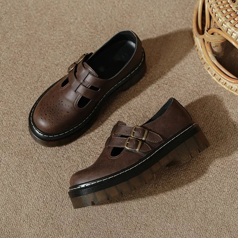 Braune Lederschnürstiefeletten auf Plattform mit doppelten Schnallenriemen und perforierten Details aus der Kollektion der schwarzen Lederschnürstiefeletten im Brogue-Mary-Jane-Stil.