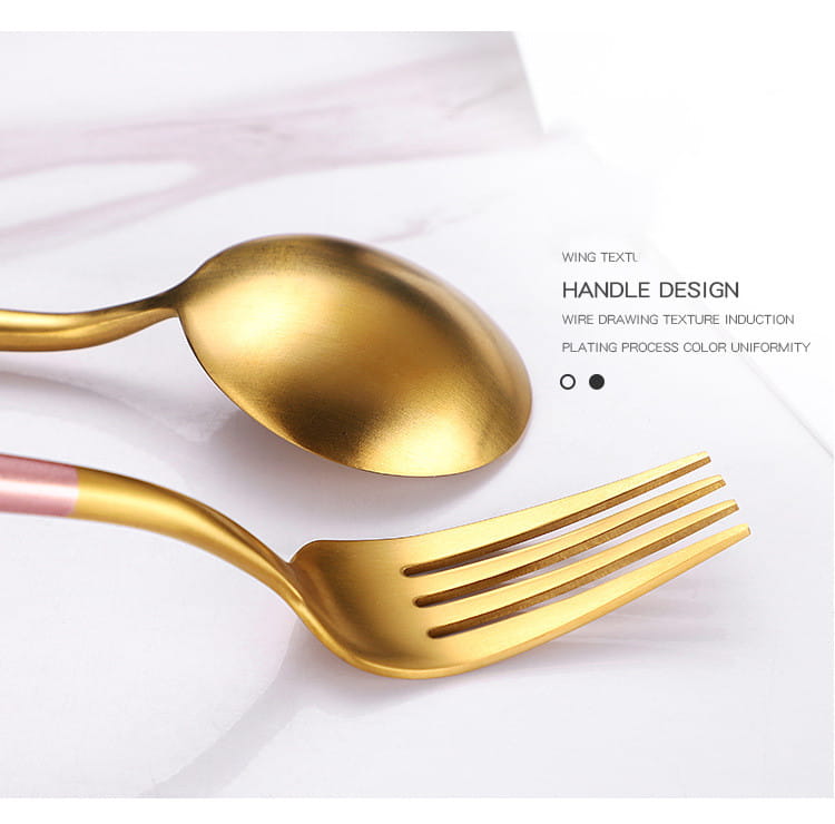 Edelstahl-Löffel mit Goldfinish und grün-goldfarbenem Griff mit schlankem, modernem Design und dezentem, drahtgezogenem Muster in einem Besteckset.
