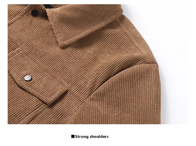 Herren-Cordjacke im Casual-Stil in Hellbraun mit schwarzen und silbernen Knöpfen; sie besticht durch einen strukturierten Stoff und stilvolle Details.