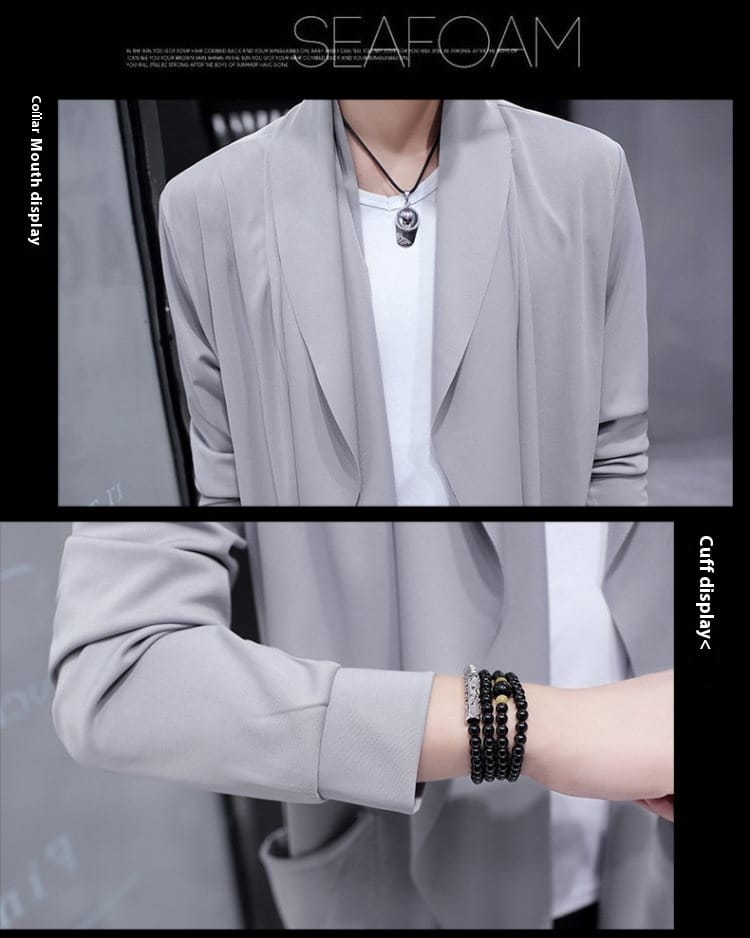 Pulsera negra de cuentas con broche de tono plateado y abalorio de acento, combinada con un abrigo tipo capa con capucha, de frente abierto y corte ajustado para hombre.
