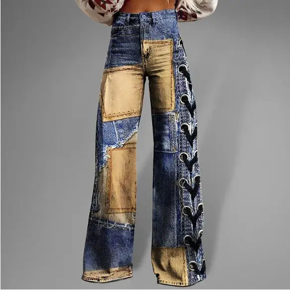 Pantalon en jean à jambes larges en patchwork, présentant des sections en denim bleu et beige délavé, avec des détails de laçage noir le long du côté.