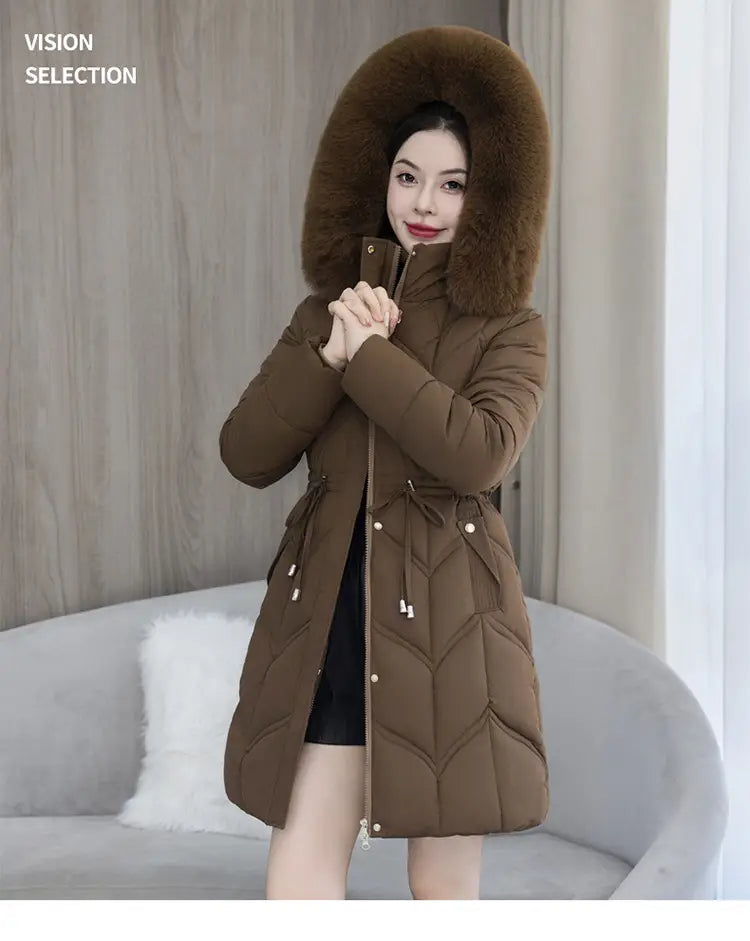 Braune gesteppten Winterjacke aus Baumwolle mit einer großen, voluminösen, pelzgefütterten Kapuze, ausgelegt für kaltes Wetter.