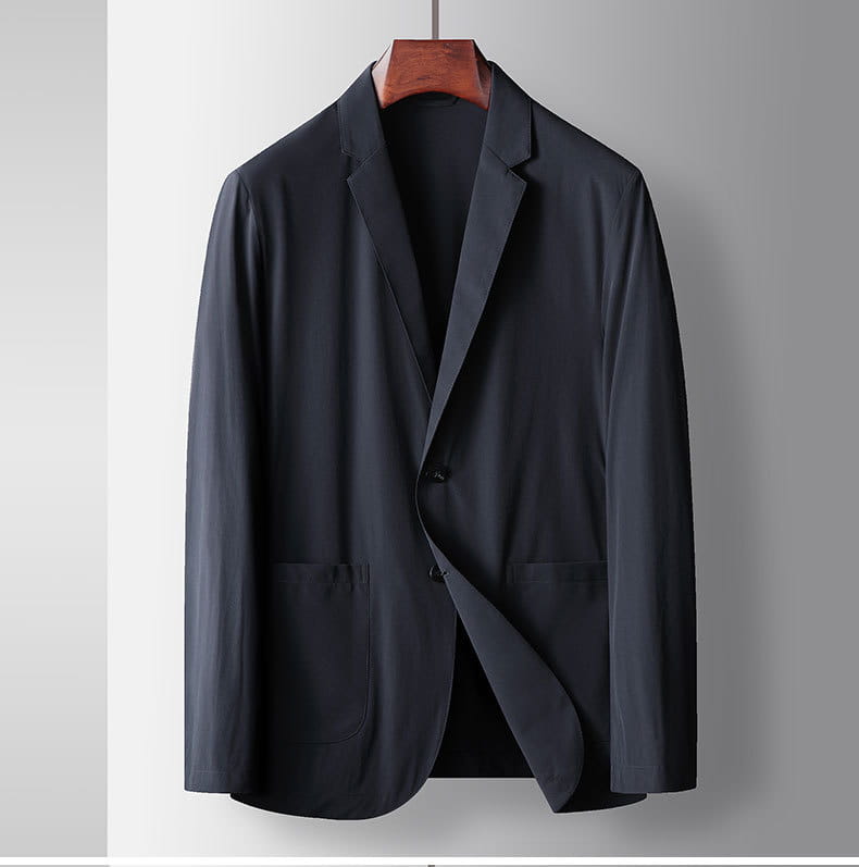 Eine elegante dunkelnavyfarbene Herren-Leichtgewicht-Stretch-Anzugjacke gegen Falten mit einem Knopfverschluss und zwei Fronttaschen, an einem Holzkleiderbügel hängend.