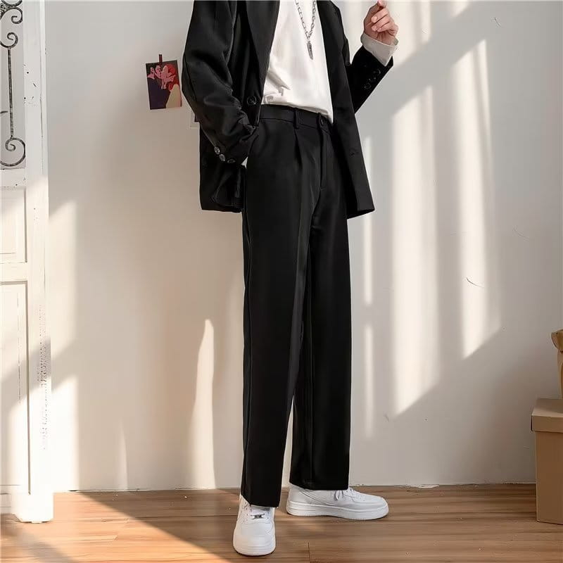 Schwarze maßgeschneiderte plissierte Straight-Leg-Drapierungsloser Hose mit einem eleganten Schnitt und dezenten Falten am Bund.