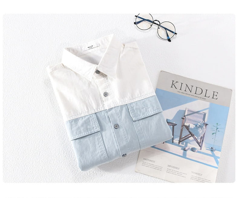 Ein elegantes weiß-blaues zweifarbiges Langarm-Casualhemd aus Baumwolle mit klassischem Kragen aus weichem Baumwollstoff.