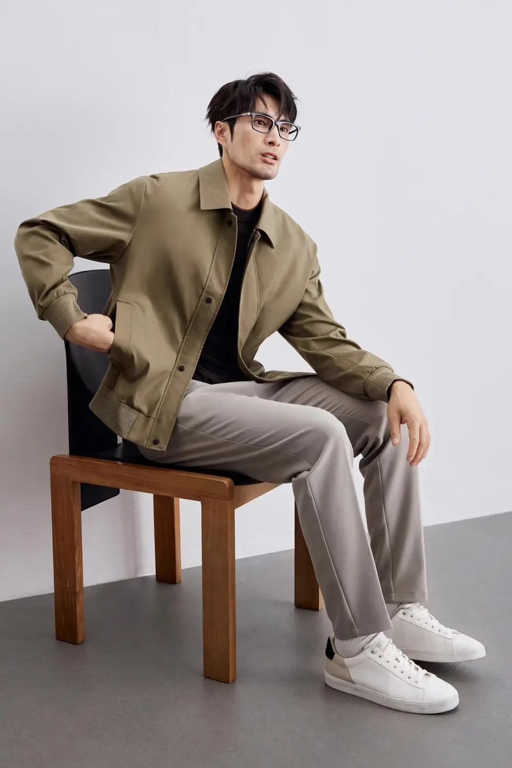 Herren-Jacke mit gestepptem Revers, für die Geschäftsführung, in Olivgrün aus Canvas, mit Knopfverschluss und dezenten Ziernähten.