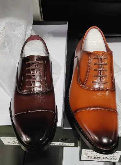 Une paire de chaussures Oxford en cuir brun pour homme, en cuir anglais, avec bout rapporté, finition lustrée, surpiqûres contrastantes et semelles à hauteur augmentée de 6 cm.